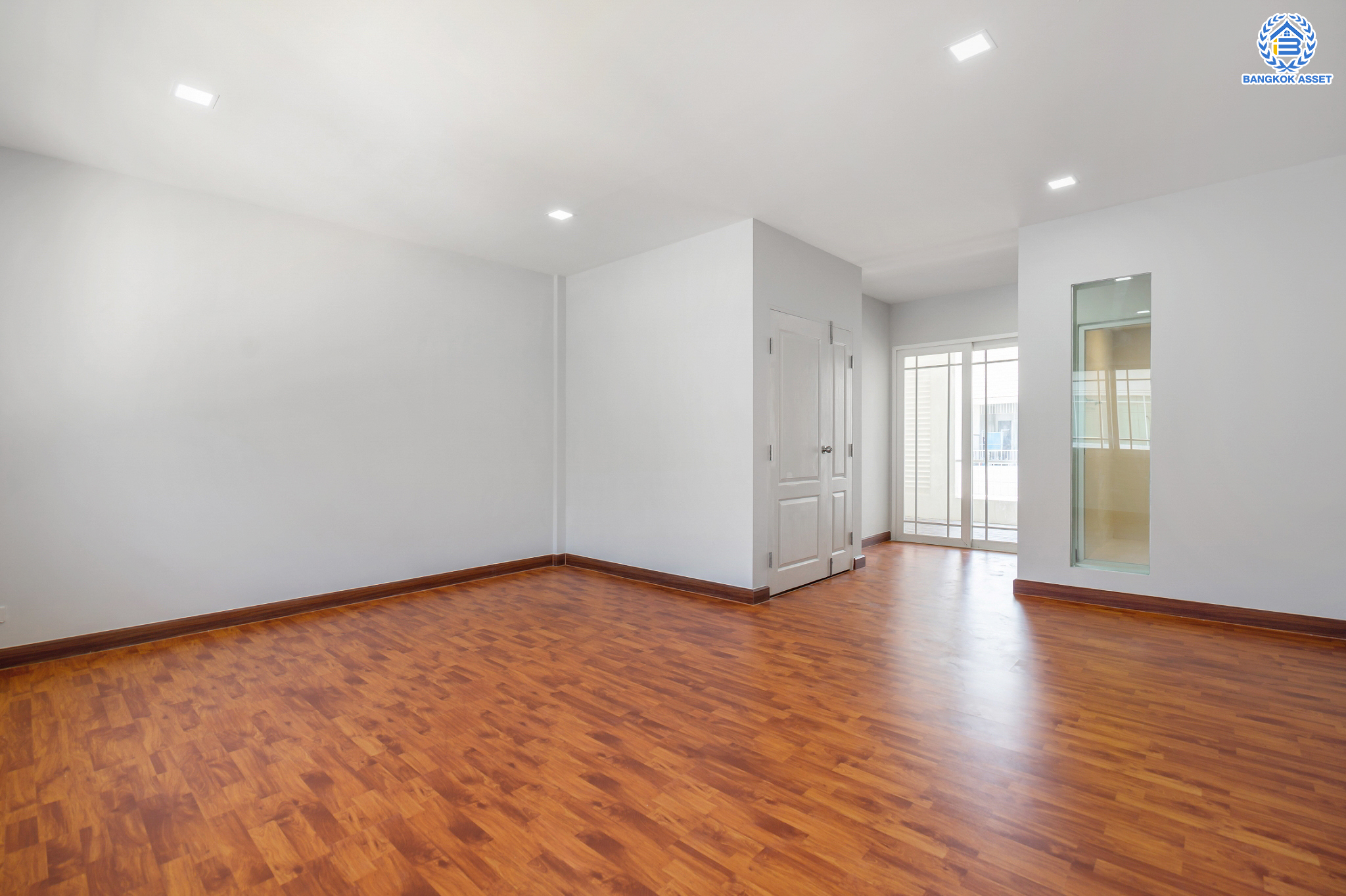 ทาวน์เฮ้าส์มือสอง 3 ชั้น ม.เดอะเทอเรซ ลาดพร้าว71 เนื้อที่ 21.6 ตร.ว. ฟังก์ชัน 3 ห้องนอน 4 ห้องน้ำ (ห้องนอนทุกห้องมีห้องน้ำในตัว) จอดรถได้ 2 คัน บนสุดยอดทำเลใจกลางเมือง! ตอบโจทย์ทุกไลฟ์สไตล์ ใจกลางห้างฯชั้นนำ เชื่อมต่อทั้งถนนเกษตร-นวมินทร์ , ลาดพร้าว , รัชโยธินฯ ใกล้ทางด่วนรามอินทรา เดินทางสะดวกสบาย ด้วยรถไฟฟ้าสายสีน้ำตาล "สถานีโรงเรียนสตรีวิทยา2"